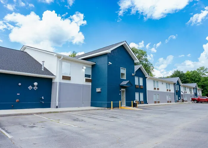 Clarion Pointe-Dillard Near Blue Ridge Mountains